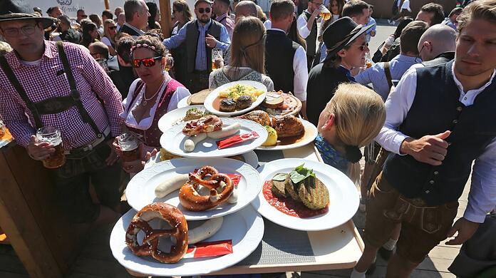 Wiesn-Bedienungen servieren derzeit nur wenig Lebensmittel in Bio-Qualität. Die Wirte wollen aber die Ökobilanz des Volksfests verbessern.