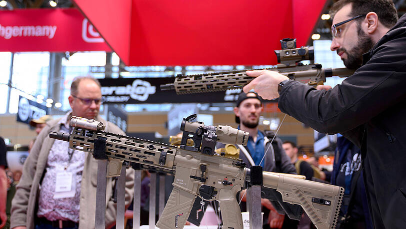Waffen auf der Fachmesse für Sicherheitstechnologie Enforce Tac 2025. Die Fachmesse für Angehörige von Behörden mit Sicherheitsaufgaben und der Streitkräfte findet vom 24. bis 26. Februar 2025 statt. Nürnberg, 24.02.2025 Bayern Deutschland *** Weapons at the Enforce Tac 2025 trade fair for security technology The trade fair for members of security authorities and the armed forces will take place from February 24 to 26, 2025 Nuremberg, 24 02 2025 Bavaria Germany Copyright: xDwixAnoraganingrumx