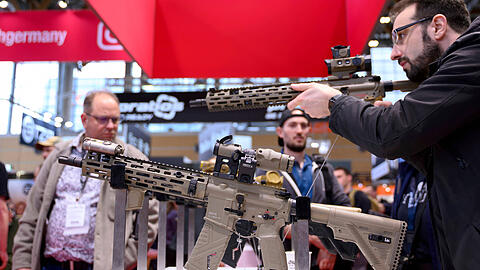 Waffen auf der Fachmesse für Sicherheitstechnologie Enforce Tac 2025. Die Fachmesse für Angehörige von Behörden mit Sicherheitsaufgaben und der Streitkräfte findet vom 24. bis 26. Februar 2025 statt. Nürnberg, 24.02.2025 Bayern Deutschland *** Weapons at the Enforce Tac 2025 trade fair for security technology The trade fair for members of security authorities and the armed forces will take place from February 24 to 26, 2025 Nuremberg, 24 02 2025 Bavaria Germany Copyright: xDwixAnoraganingrumx