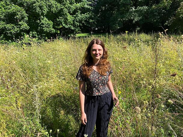 Die Biologin und Fledermaus-Expertin Lorena Heilmaier vom LBV in der neuen Blühwiese für Nachtblüher. Die Biologin und Fledermaus-Expertin Lorena Heilmaier vom LBV in der neuen Blühwiese für Nachtblüher.