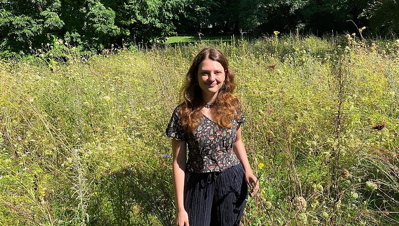 Die Biologin und Fledermaus-Expertin Lorena Heilmaier vom LBV in der neuen Blühwiese für Nachtblüher. Die Biologin und Fledermaus-Expertin Lorena Heilmaier vom LBV in der neuen Blühwiese für Nachtblüher.