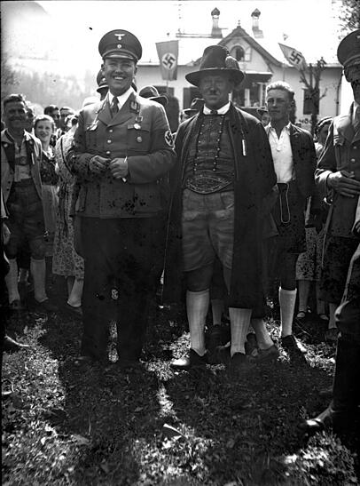 Der Gauleiter von Tirol, Franz Hofer, mit Trachtler.