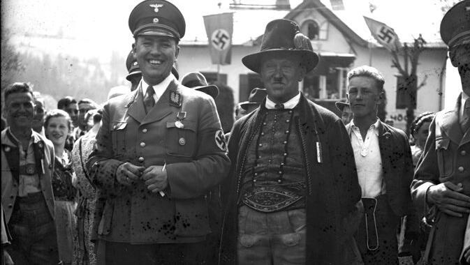 Der Gauleiter von Tirol, Franz Hofer, mit Trachtler. Der Gauleiter von Tirol, Franz Hofer, mit Trachtler.