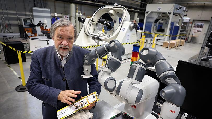 Schon vor 20 Jahren schickte Klaus Schilling kleine Satelliten ins All. Schon vor 20 Jahren schickte Klaus Schilling kleine Satelliten ins All.