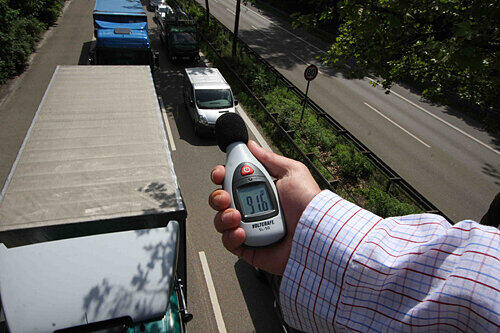 Die Anwohner der Sandreuthstraße brauchen dicke Fenster: Der Frankenschnellweg beschert ihnen Werte um die 90 dB.