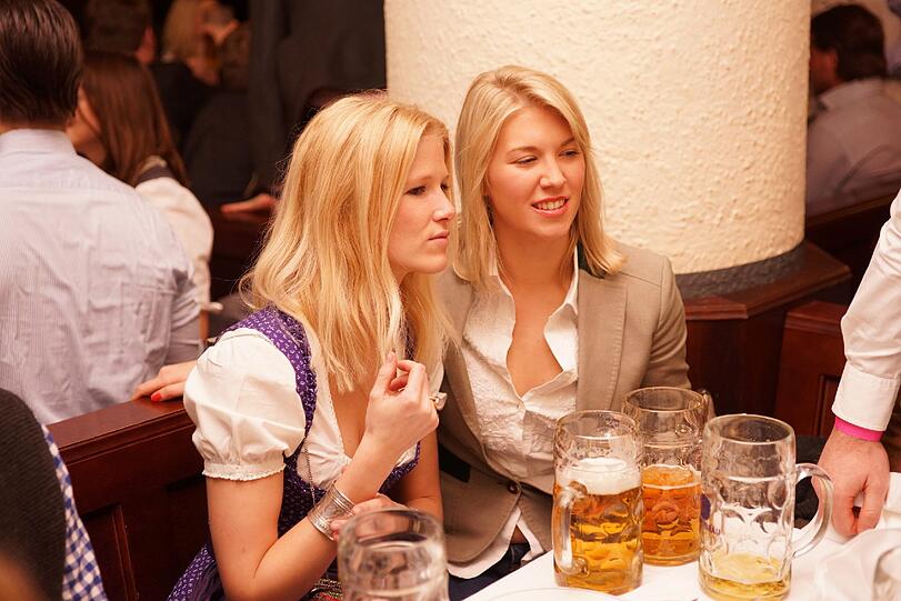 Wiesn-Halbzeit: Immer wenn es noch knapp ein halbes Jahr bis zum Oktoberfest ist, feiern die Münchner im Franziskaner. Die Bilder vom sexy Wiesn-Warm-up.