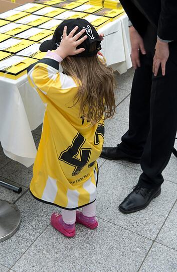 Auch der BVB ist nach London abgeflogen: Am Flughafen hatten die Dortmunder die Spielerfrauen dabei. Die Bilder.