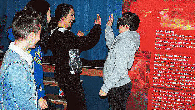 Wie schwierig es ist, jemandem mit 1,3 Promille ein &bdquo;High Five&ldquo; zu geben, simulierte beim Suchtparcours eine Promille-Brille.