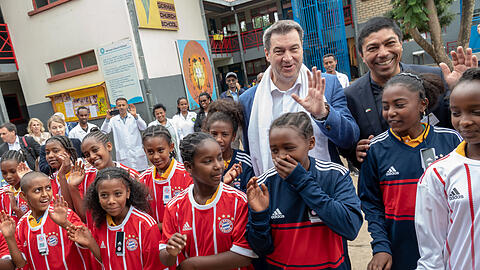 Bayerns-Ministerpräsident Markus Söder (l.) und Ex-Bayern-Star Giovane Elber in Äthiopien.
