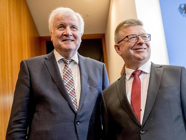 Bundesinnenminister Horst Seehofer und Thomas Haldenwang, der neue Präsident des Bundesamts für Verfassungsschutz.