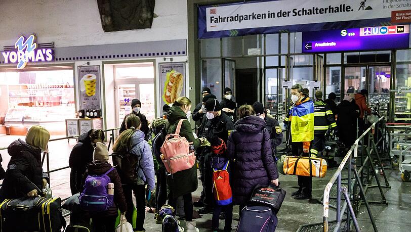 Noch immer kommen täglich etliche Flüchtlinge aus der Ukraine am Münchner Hauptbahnhof an. (Archivbild)
