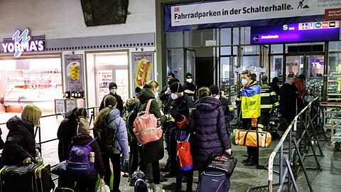 Noch immer kommen täglich etliche Flüchtlinge aus der Ukraine am Münchner Hauptbahnhof an. (Archivbild)