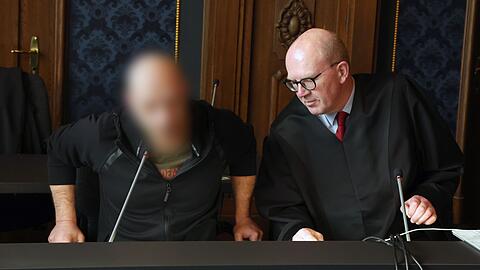 Der Angeklagte (l) sitzt im Totschlagprozess neben seinem Anwalt Andreas Roter.