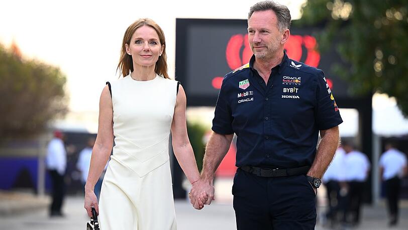 Christian Horner und Geri Halliwell zeigen sich H&auml;ndchen haltend im Fahrerlager.