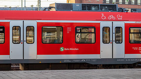 Nach Angaben der Deutschen Bahn profitieren alle Linien von dem neuen Konzept, weil es die Stammstrecke in Spitzenzeiten entlastet. Außerdem sei Pasing mit einer fünften S-Bahn-Linie besser angebunden. (Symbolbild)