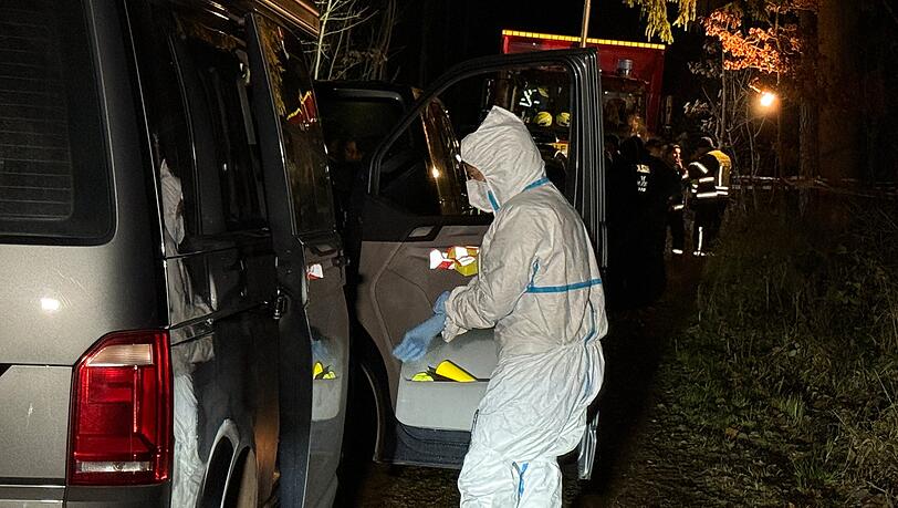 In einem Waldgebiet in München - dem Forstenrieder Park - ist die Spurensicherung der Polizei seit Donnerstagabend im Einsatz. Ein Spaziergänger hatte zuvor in dem Waldgebiet eine Frauenleiche gefunden.