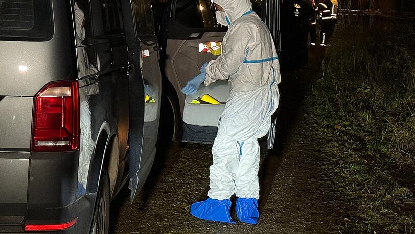 Im Forstenrieder Park ist die Spurensicherung der Polizei seit Donnerstagabend im Einsatz. Ein Spaziergänger hatte zuvor in dem Waldgebiet eine Frauenleiche gefunden.