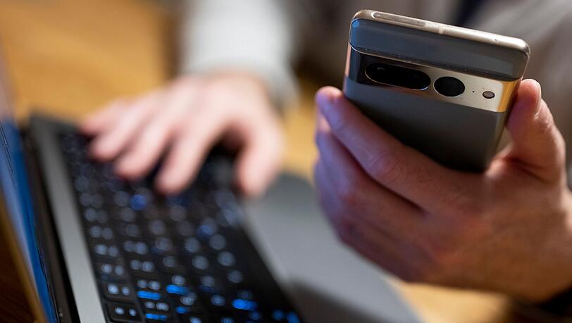 Bankkunde beim Online-Banking: Ermittler haben eine internationale Betr&uuml;gerbande aufgesp&uuml;rt (Archivbild)