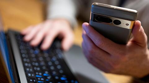 Bankkunde beim Online-Banking: Ermittler haben eine internationale Betr&uuml;gerbande aufgesp&uuml;rt (Archivbild)
