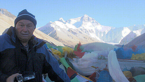 Im Basislager in 5300 Metern genoss Günther Beckstein bei blauem Himmel den wolkenfreien Blick auf den Mount Everest. Im Basislager in 5300 Metern genoss Günther Beckstein bei blauem Himmel den wolkenfreien Blick auf den Mount Everest.