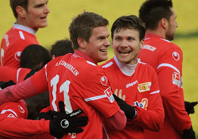 Der Berliner Simon Terodde (M. l.) jubelt nach seinem Treffer zum 4:0 in der 76. Minute mit seinem Teamkollegen Michael Parensen.