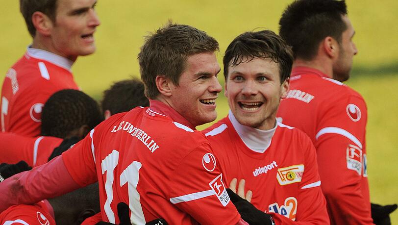 Der Berliner Simon Terodde (M. l.) jubelt nach seinem Treffer zum 4:0 in der 76. Minute mit seinem Teamkollegen Michael Parensen. Der Berliner Simon Terodde (M. l.) jubelt nach seinem Treffer zum 4:0 in der 76. Minute mit seinem Teamkollegen Michael Parensen.
