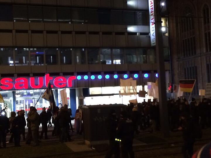 Die Bagida marschiert los. Begleitet von den üblichen Schmährufen!