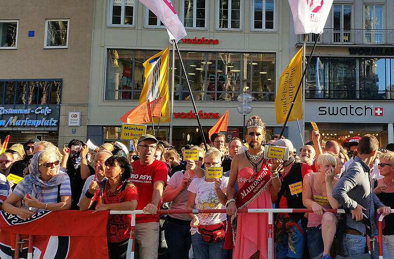 Hunderte demonstrieren gegen die Bagida-Kundgebung.