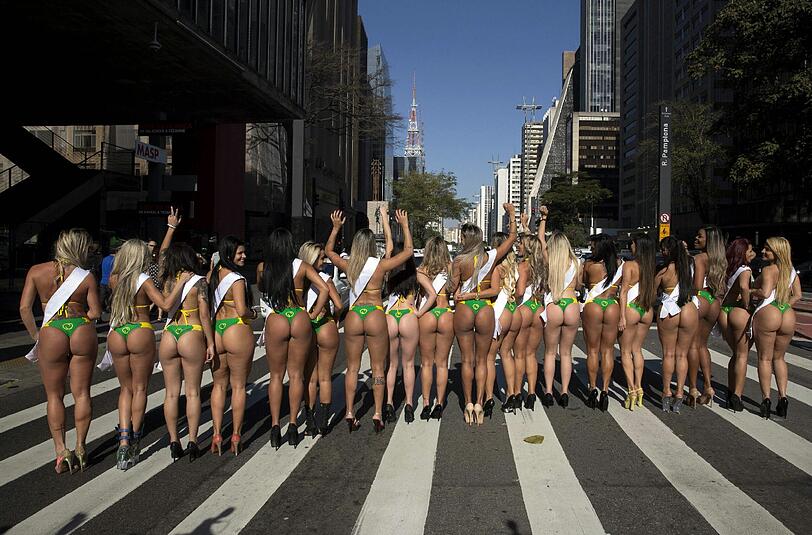 Kandidatinnen des "Miss BumBum"-Wettbewerbs während eines Fotoshootings in Sao Paulo.