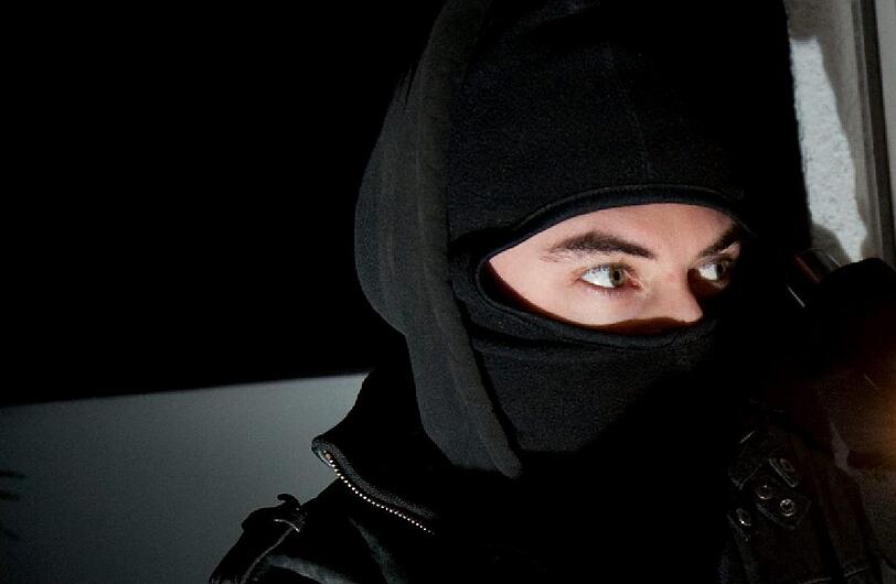 Ein vermummter Täter attackierte in Berg am Laim eine Spaziergängerin.