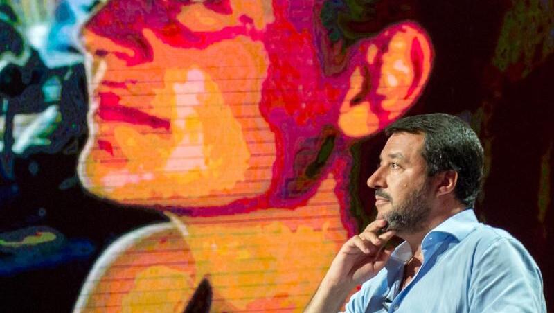 Italiens Innenminister Matteo Salvini vor einer Monitorwand mit dem Bild der "Sea Watch 3"-Kapitänin. Italiens Innenminister Matteo Salvini vor einer Monitorwand mit dem Bild der "Sea Watch 3"-Kapitänin.