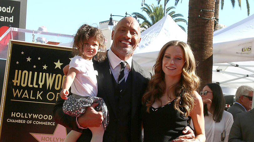 Dwayne Johnson mit seiner Frau Lauren und seiner Tochter Jasmine, die sich wie Nesthäkchen Tiana allesamt mit Corona infiziert haben