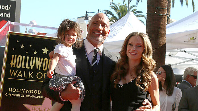 Dwayne Johnson mit seiner Frau Lauren und seiner Tochter Jasmine, die sich wie Nesthäkchen Tiana allesamt mit Corona infiziert haben