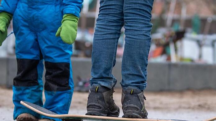 Die Lebensqualität von Kindern habe sich in der Corona-Krise weiter verschlechtert, resümieren die Forscher. Besonders betroffen seien Kinder aus sozial schwachen Verhältnissen und mit Migrationshintergrund.