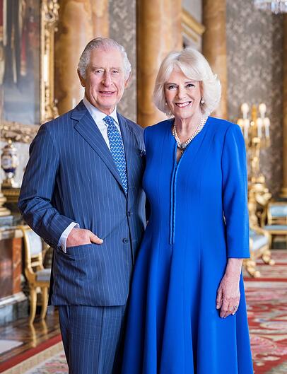 HANDOUT - 04.04.2023, Großbritannien, London: Dieses vom Buckingham Palace herausgegebene Foto zeigt König Charles III. und Königsgemahlin Camilla im Blue Drawing Room des Buckingham Palace. Das Porträt wurde anlässlich der Krönung der beiden am 6. Mai veröffentlicht. (zu dpa "Kommen sie oder kommen sie nicht? Harry, Meghan und die Krönung") Foto: Hugo Burnand/Buckingham Palace/PA Media/dpa - ACHTUNG: Nur zur redaktionellen Verwendung im Zusammenhang mit der aktuellen Berichterstattung und nur mit vollständiger Nennung des vorstehenden Credits. Dieses Foto darf ohne vorherige schriftliche Genehmigung von Royal Communications nicht nach 0001 GMT, Dienstag, 9. Mai 2023, verwendet werden. Nach diesem Datum ist keine weitere Lizenzierung mehr möglich. Alle Fragen bezüglich der Verwendung des Fotos sollten vor der Veröffentlichung zunächst an den Buckingham Palace gerichtet werden. Das Porträt sollte nur im Zusammenhang mit der Krönung Ihrer Majestäten verwendet werden. Das Foto wird Ihnen HANDOUT - 04.04.2023, Großbritannien, London: Dieses vom Buckingham Palace herausgegebene Foto zeigt König Charles III. und Königsgemahlin Camilla im Blue Drawing Room des Buckingham Palace. Das Porträt wurde anlässlich der Krönung der beiden am 6. Mai veröffentlicht. (zu dpa "Kommen sie oder kommen sie nicht? Harry, Meghan und die Krönung") Foto: Hugo Burnand/Buckingham Palace/PA Media/dpa - ACHTUNG: Nur zur redaktionellen Verwendung im Zusammenhang mit der aktuellen Berichterstattung und nur mit vollständiger Nennung des vorstehenden Credits. Dieses Foto darf ohne vorherige schriftliche Genehmigung von Royal Communications nicht nach 0001 GMT, Dienstag, 9. Mai 2023, verwendet werden. Nach diesem Datum ist keine weitere Lizenzierung mehr möglich. Alle Fragen bezüglich der Verwendung des Fotos sollten vor der Veröffentlichung zunächst an den Buckingham Palace gerichtet werden. Das Porträt sollte nur im Zusammenhang mit der Krönung Ihrer Majestäten verwendet werden. Das Foto wird Ihnen