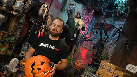 Vincent Halbig ist Store Manager im Horror Shop in Landsham.Auch in der Müllerstraße gibt es eine Filiale.