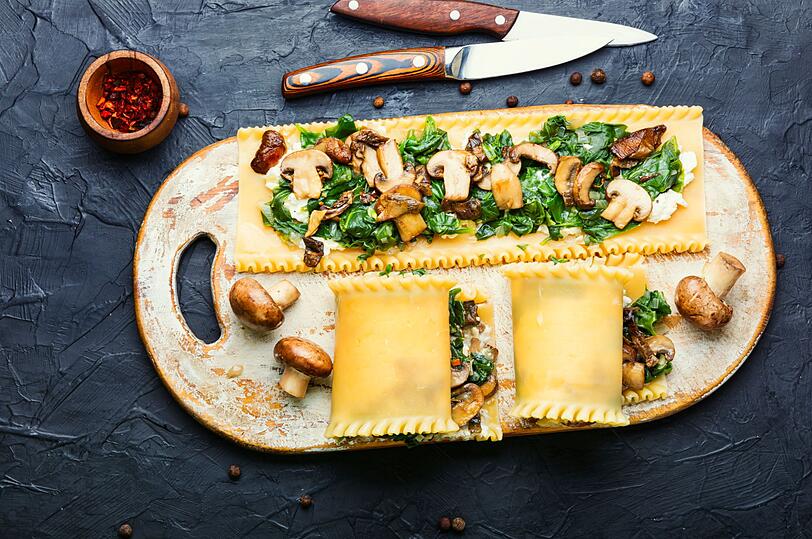 Statt Steinpilzen schmecken auch Champignons in einer Lasagne oder Lasagne-Rolle. Für dieses Rezept werden Zwiebeln und Knoblauch sowie Champignons in Scheiben gemeinsam mit Thymian in einer Pfanne angebraten. Dazu passt auch gedünsteter Spinat. Je nach Geschmack die Lasagneplatten abwechselnd mit Tomatensauce, der Pilz-Spinat-Masse und klassischer Béchamelsauce schichten. Statt Steinpilzen schmecken auch Champignons in einer Lasagne oder Lasagne-Rolle. Für dieses Rezept werden Zwiebeln und Knoblauch sowie Champignons in Scheiben gemeinsam mit Thymian in einer Pfanne angebraten. Dazu passt auch gedünsteter Spinat. Je nach Geschmack die Lasagneplatten abwechselnd mit Tomatensauce, der Pilz-Spinat-Masse und klassischer Béchamelsauce schichten.