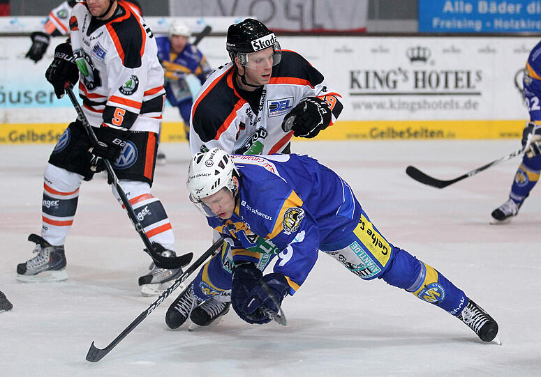 Gestoppt: EHC-Star Bryan Adams (vorne) gegen Wolfsburgs Jason Ulmer.