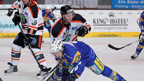 Gestoppt: EHC-Star Bryan Adams (vorne) gegen Wolfsburgs Jason Ulmer.