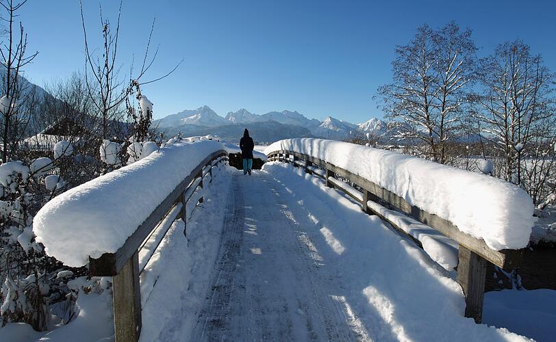 Ob diese Brücke im oberbayerischen Brunnen marode ist? Wenn ja, verbirgt es der Schnee.