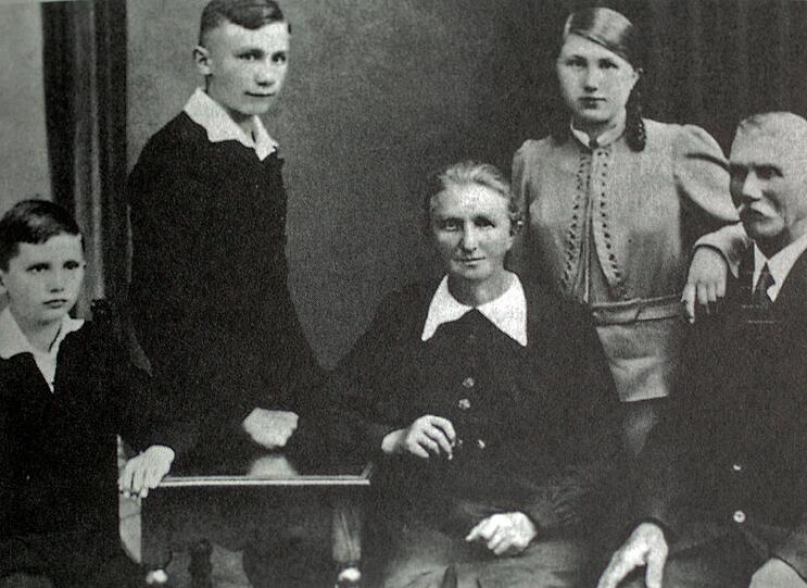 Familie Ratzinger (V.l.: Joseph Ratzinger, Mutter Maria, Vater Joseph, Schwester Maria und Bruder Georg) vor dem Abschied von Freising. 1959 wurde er an die Rheinische Friedrich-Wilhelms-Universität Bonn auf den Lehrstuhl für Fundamentaltheologie berufen.