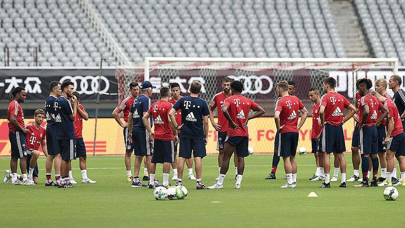 Um 11 Uhr Ortszeit bat Bayern-Trainer Carlo Ancelotti seine Stars auf einem Nebenplatz des Shanghai Stadiums zu einer ersten Einheit, nur wenig beschattet von den Hochhäusern der 24-Millionen-Einwohner-Metropole.