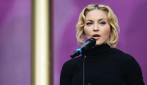Madonna will sich wieder einmal auf dem Regiestuhl versuchen - mit dem Biopic "Taking Flight".
