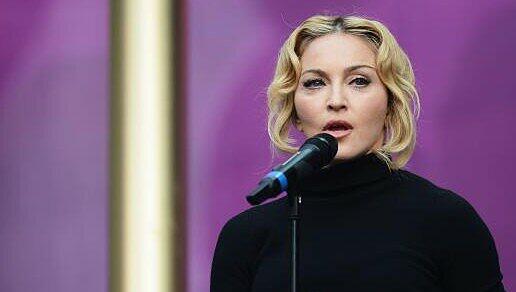 Madonna will sich wieder einmal auf dem Regiestuhl versuchen - mit dem Biopic "Taking Flight".