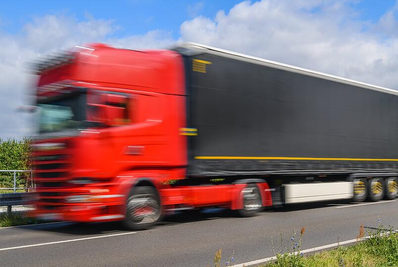Die großen Lastwagenbauer sollen jahrelang Preise abgesprochen haben - nun müssen Sie sich vor dem Landgericht verantworten. (Symbolbild)