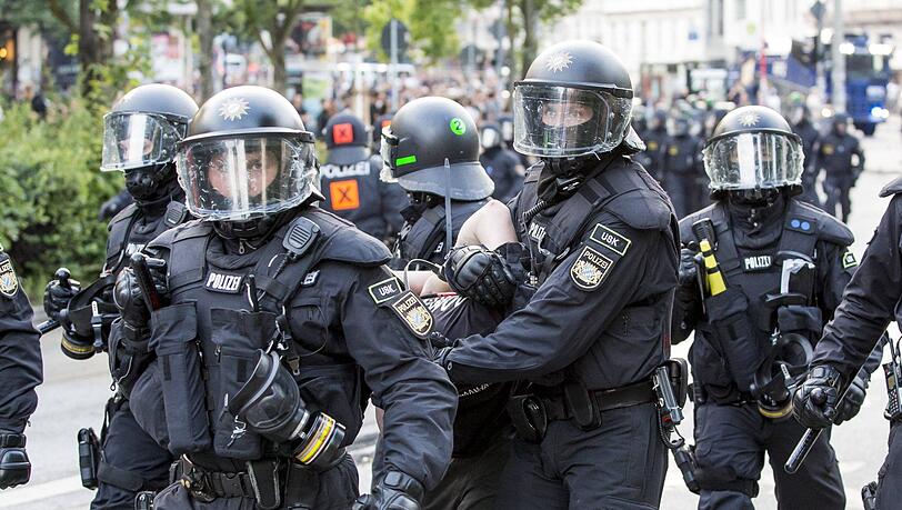 Bei manchen Fußballspielen rückt die Polizei in großer Mannschaftsstärke an. Bei manchen Fußballspielen rückt die Polizei in großer Mannschaftsstärke an.