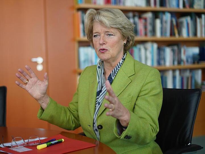 Kulturstaatsministerin Monika Grütters (CDU) sitzt in ihrem Büro. Foto: Jörg Carstensen/dpa/Archivbild