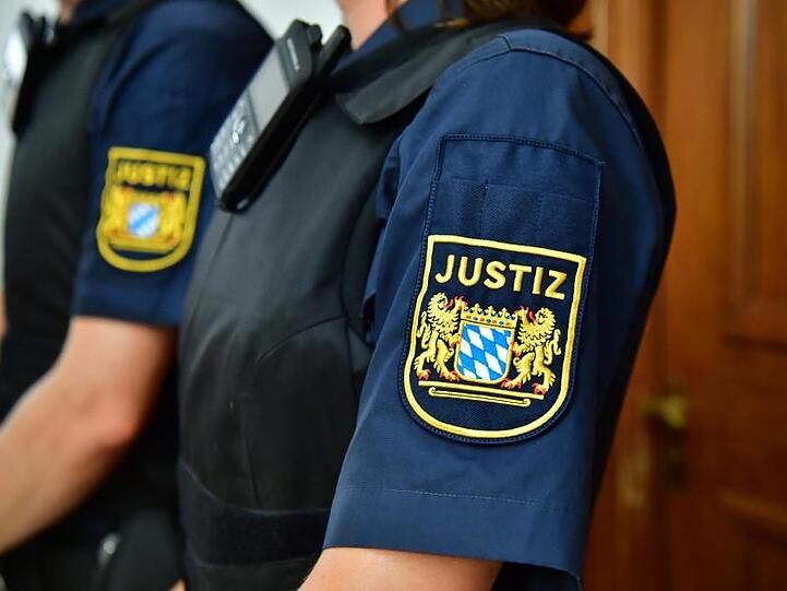 Das Siegel der bayerischen Justiz prangt auf der Uniform zweier Beamter. Foto: Matthias Merz/Archivbild