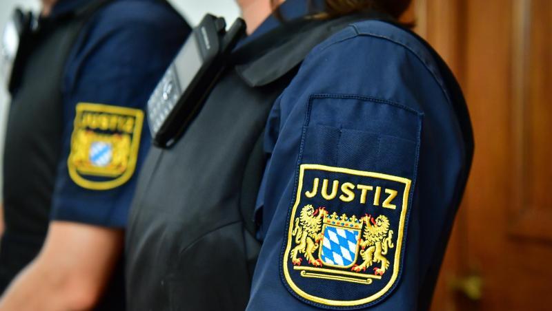 Das Siegel der bayerischen Justiz prangt auf der Uniform zweier Beamter. Foto: Matthias Merz/Archivbild Das Siegel der bayerischen Justiz prangt auf der Uniform zweier Beamter. Foto: Matthias Merz/Archivbild