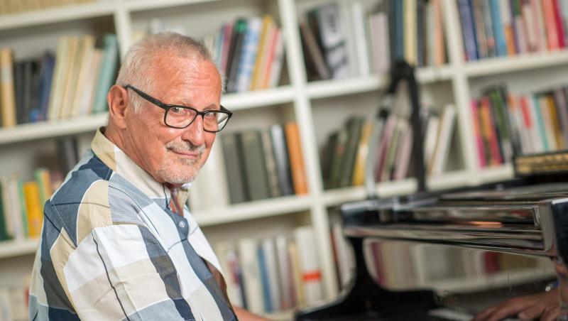 Der Sänger Konstantin Wecker in seiner Wohnung.